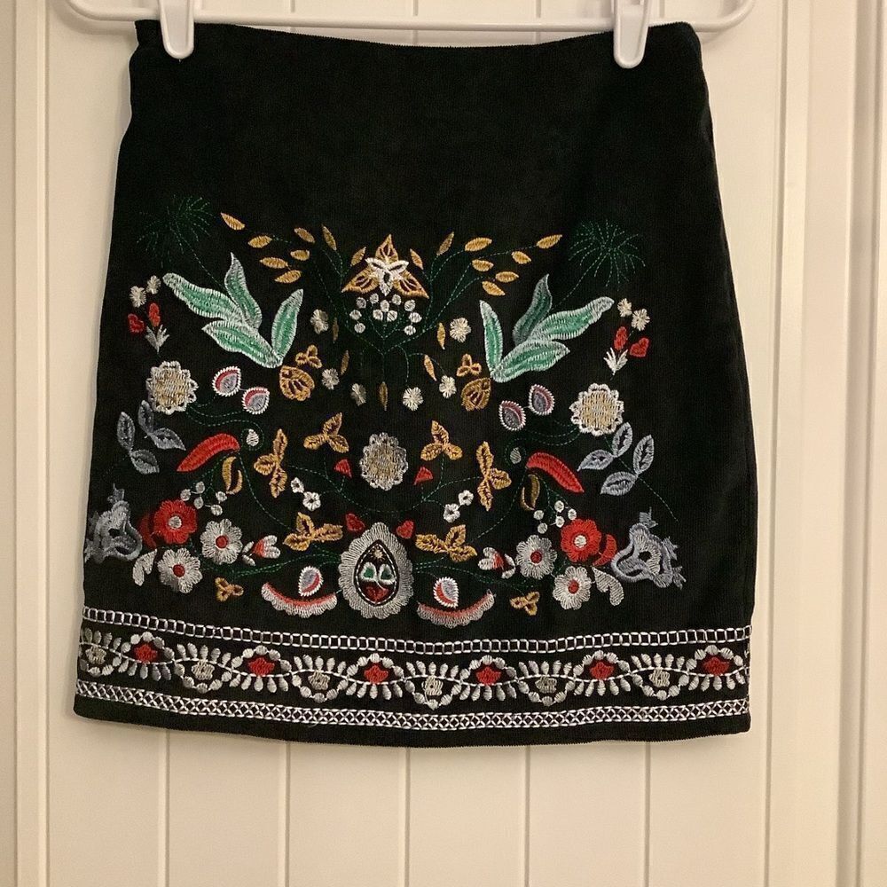 ‎SHEIN Corduroy Embroidered Skirt 🐦